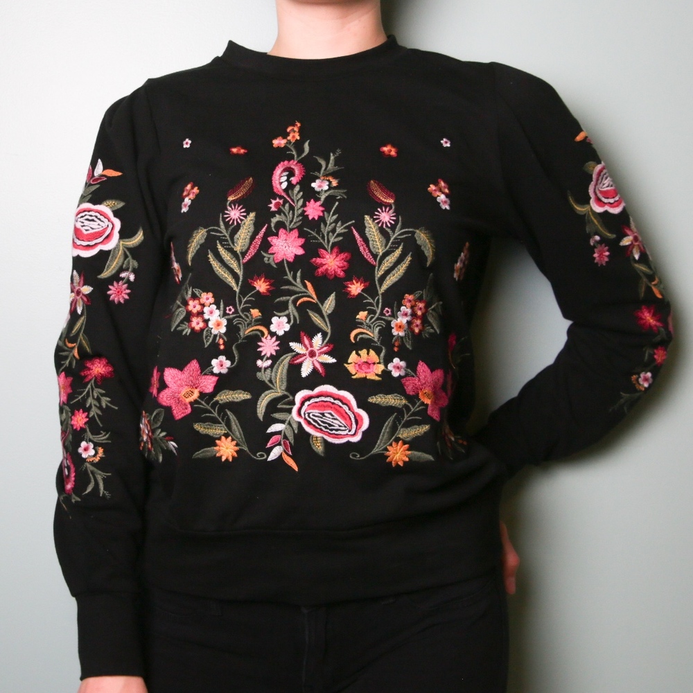 SOLD ✨ Anthropologie Embroidered Drew Crewneck - Picture 2 of 4